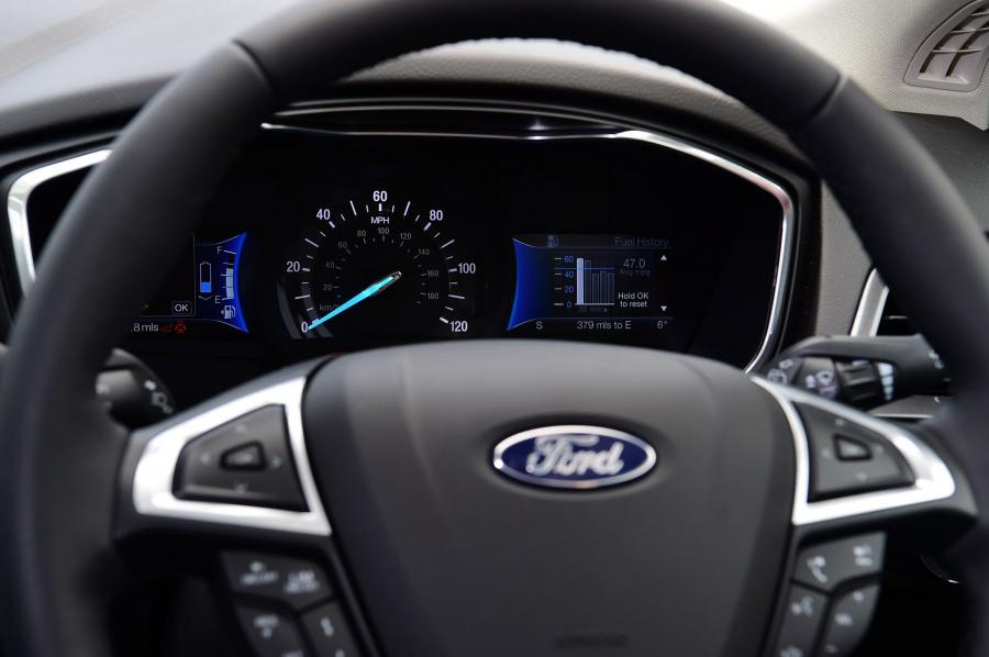 Панель приборов Ford Mondeo Hybrid Estate 2019 года  (фото 8 из 21)